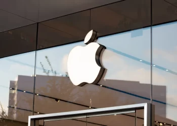 Alto ejecutivo de IA en Apple dejará la empresa: Bloomberg News