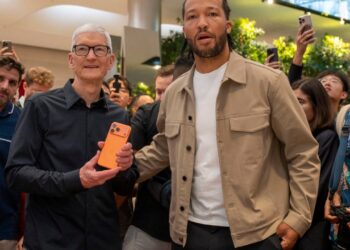 Cook abre puertas de tienda de NY en primer día de venta del iPhone 17