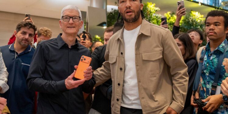 Cook abre puertas de tienda de NY en primer día de venta del iPhone 17