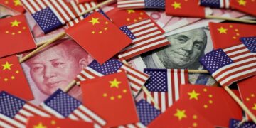 Minoristas de EU se preparan para impacto de aranceles de 100% a China por parte de Trump