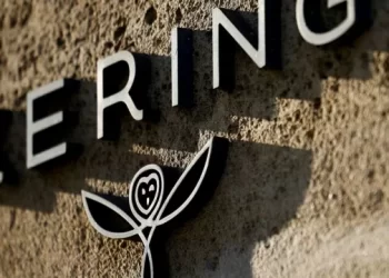Kering vende su unidad de belleza a L’Oréal por 4,700 mdd; su CEO busca una reducción de deuda