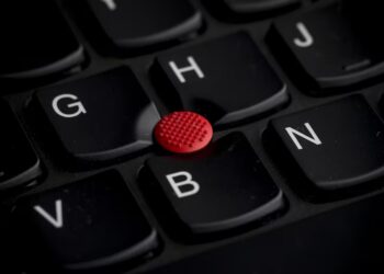 Lenovo hace acopio de memorias para PC debido a contracción “sin precedentes” de la IA