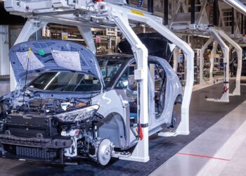 Automotrices buscan chips por cielo y tierra ante la creciente escasez de semiconductores