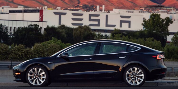Tesla lanza una variante económica del Model 3 en Europa