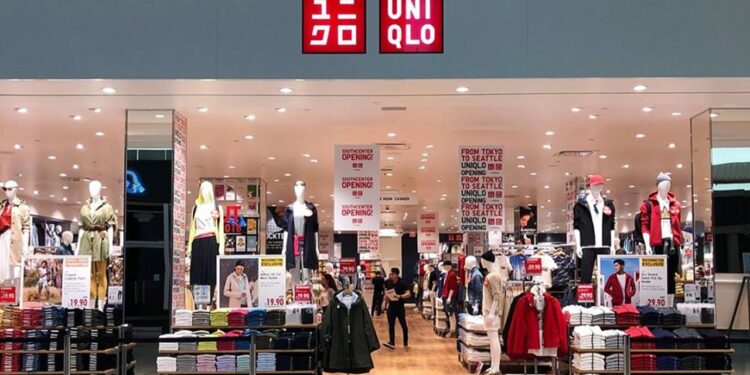 El propietario de Uniqlo, Fast Retailing, aumenta su previsión anual tras un aumento en las ganancias trimestrales