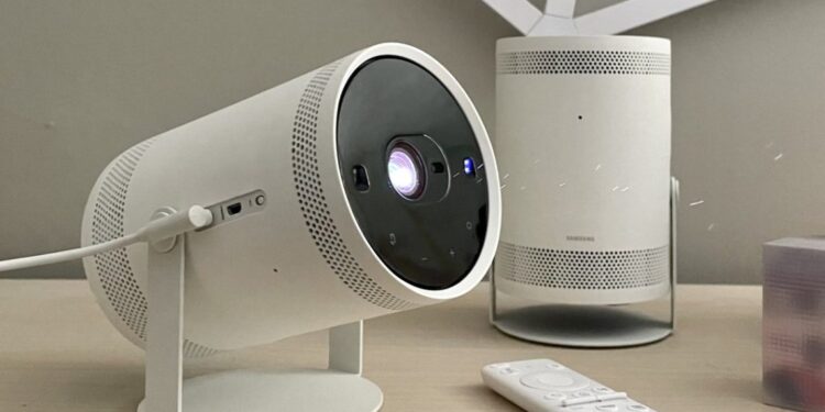 Samsung presenta el proyector Freestyle+ con inteligencia artificial y mayor brillo
