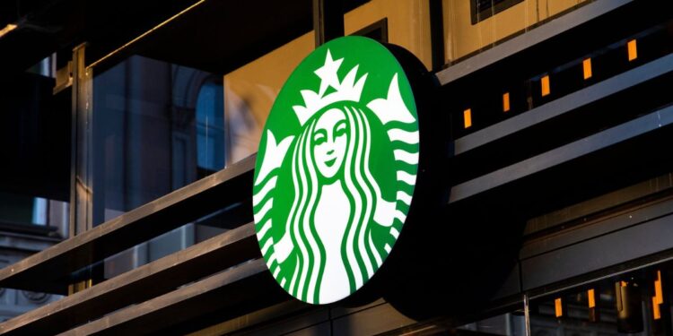 ¿Cuántas tiendas tiene Starbucks en el mundo? Así se distribuye su imperio cafetero en 2026