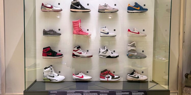 Reportan que Nike planea 775 despidos en EU para acelerar automatización