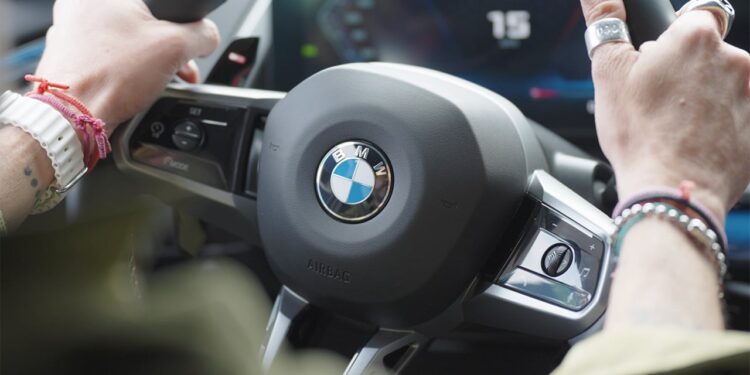 BMW llama a revisión cientos de miles de autos por riesgo de incendio