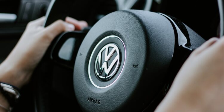 Volkswagen llama a revisión más de 44,000 vehículos en EU