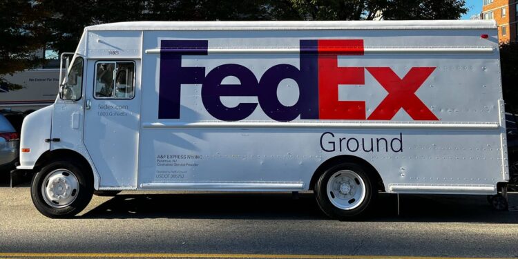 FedEx busca reembolso por aranceles de emergencia de Trump