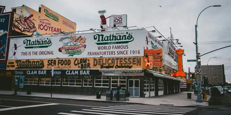 Smithfield adquiere icónica marca de ‘hot dogs’ Nathan’s por 450 mdd