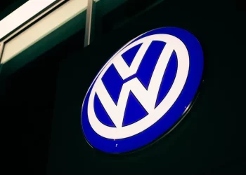 VW contempla recortar 100,000 empleos y cerrar 4 plantas en su mayor renovación hasta la fecha