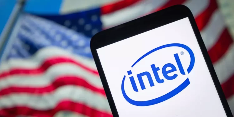 Intel se asociará con Apple en el diseño de sus chips, anuncia Trump