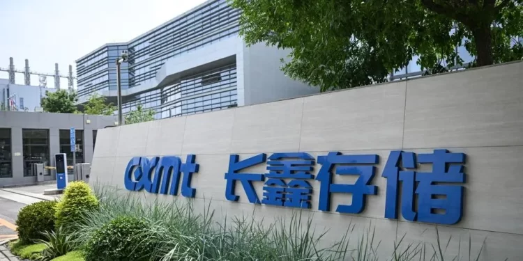 Fabricante de chips que trabaja con Apple tiene gran debut en bolsa; fue la empresa más valiosa de China por un momento