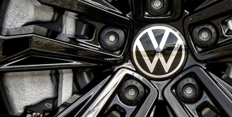 CEO de Volkswagen anuncia 50,000 despidos más debido a la presión de los costos