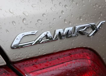Toyota llama a revisión 508,000 vehículos Camry en EU por una falla que puede desactivar las direccionales