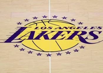 Multimillonario Josh Kushner y el exCEO de Disney, Bob Iger, compran Los Angeles Lakers en acuerdo récord de 12,500 mdd