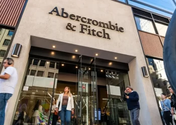 Acciones de Abercrombie se disparan un 35% tras anunciar reembolso de aranceles de 100 mdd