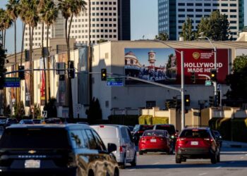Warner Bros. reduce sus ventas por pérdida de derechos de la NBA y un débil negocio de cine