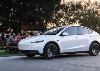 Tesla y otros inician retirada masiva de vehículos en China