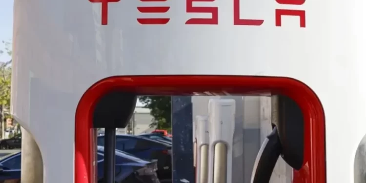 Regulador de EU investiga 1.2 millones de vehículos Tesla