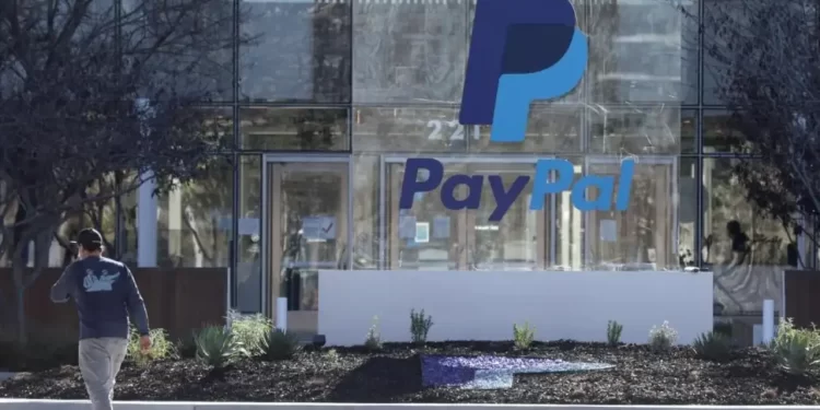Acciones de PayPal se desploman 15% tras retirada de oferta de Advent y Stripe por 53,000 mdd