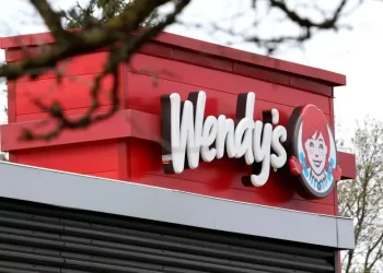 Acciones de Wendy’s se disparan 12% ante informes sobre operación para privatizarla