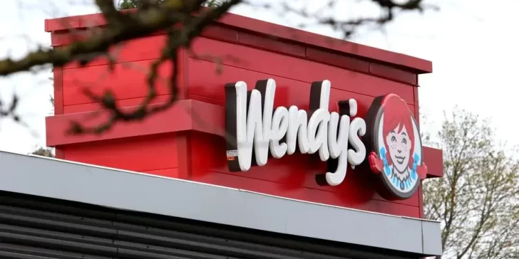 Acciones de Wendy’s se disparan 12% ante informes sobre operación para privatizarla