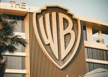 Ingresos de Warner Bros decepcionan por ventas de publicidad y débil rendimiento en taquilla