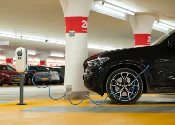 Altos precios del petróleo, subvenciones y modelos asequibles impulsan ventas de vehículos eléctricos en Europa