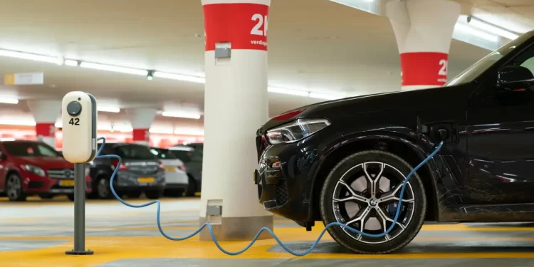 Altos precios del petróleo, subvenciones y modelos asequibles impulsan ventas de vehículos eléctricos en Europa