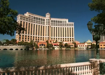 Multimillonario de los medios Barry Diller retira su oferta de 18,000 mdd por MGM Resorts; las acciones caen un 10%