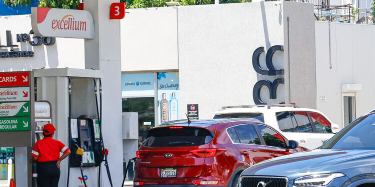 Los principales combustibles suben hasta RD$9.00; gasolina premium costará RD$350