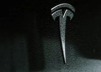 Tesla se enfrenta a un importante juicio por presunta discriminación contra los trabajadores negros, tras años de demandas
