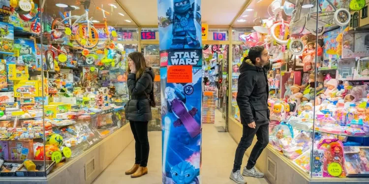 Precios de juguetes en EU se disparan previo temporada navideña por los aranceles y la guerra en Irán